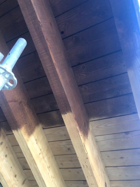 Aérogommage d'une charpente