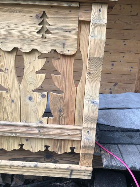 Aérogommage de garde-corps en bois