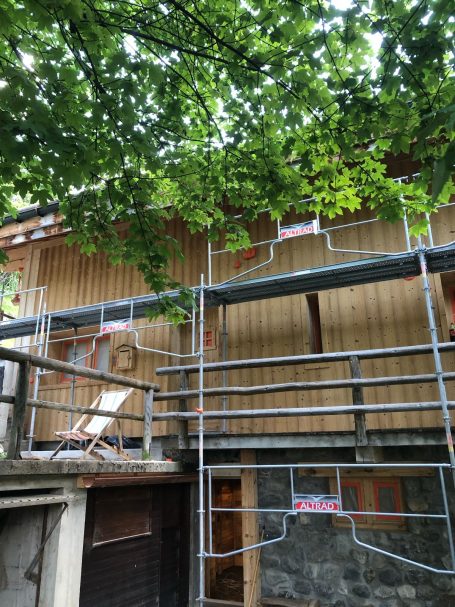 Aérogommage des façades d'un chalet