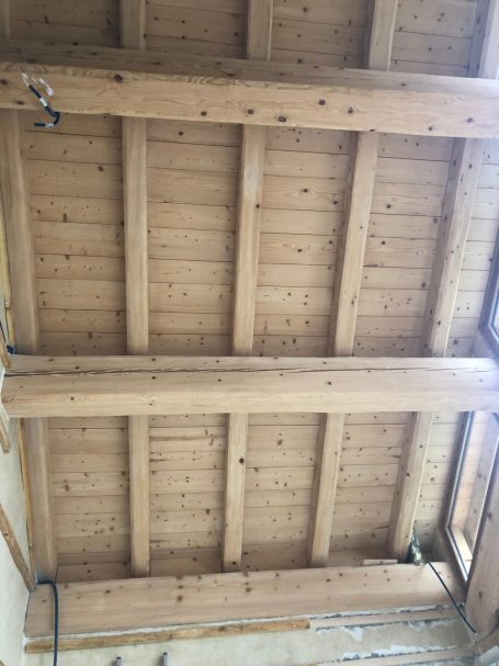 Aérogommage d'une charpente intérieure